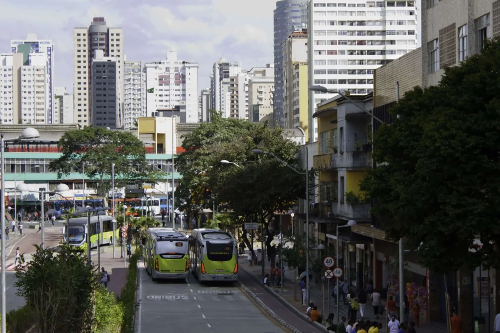 Imagem panorâmica tirada da Rua Paraná, no centro de Belo Horizonte, em um dia movimentado com ônibus, carros e pedestres na rua, para ilustrar matéria sobre qual a cidade que mais cresce em Minas Gerais