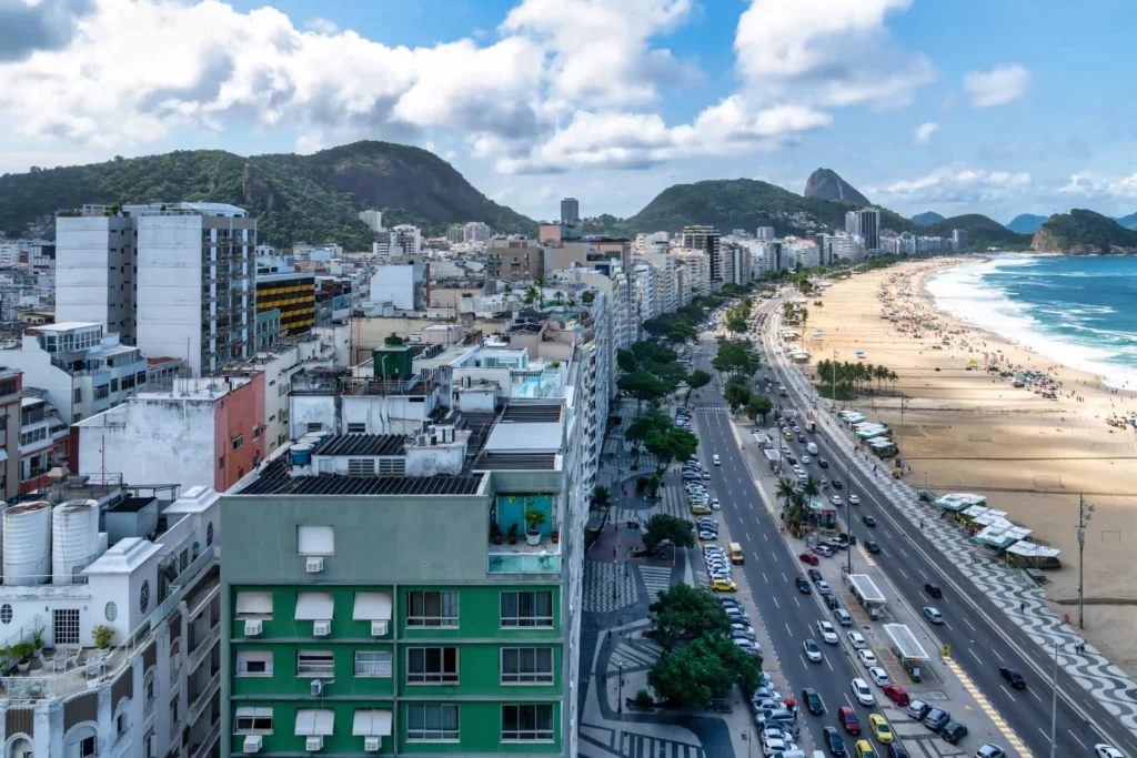 Imagem panorâmica de prédios residenciais próximos a orla da praia de Copacabana para ilustrar matéria sobre qual o bairro mais quente do RJ