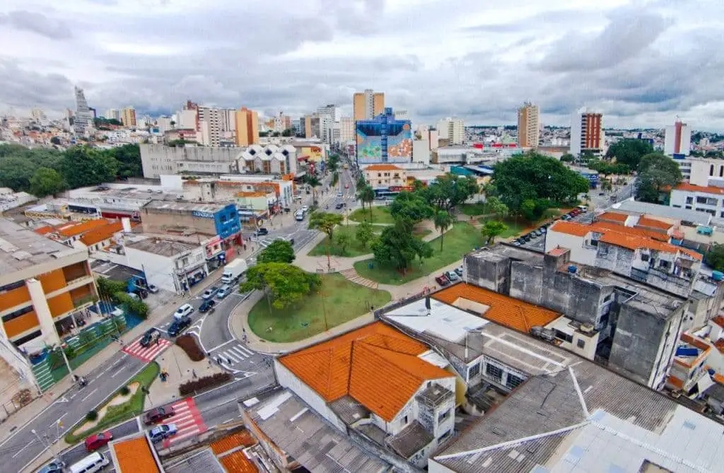 Imagem da vista aérea da cidade de Sorocaba, no interior paulista, para ilustrar matéria sobre todos os bairros de Sorocaba por zona
