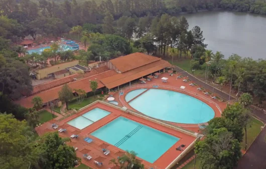 Foto que ilustra matéria sobre clubes em Ribeirão Preto mostra uma vista do alto das piscinas do Clube Recra (Foto: Divulgação)