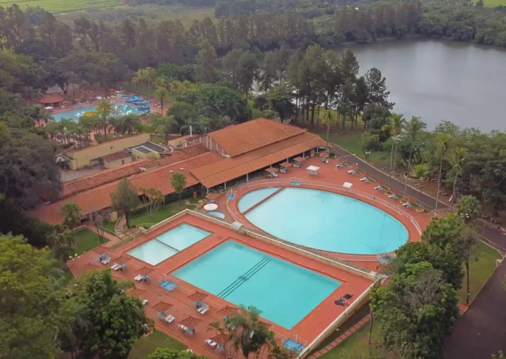 Foto que ilustra matéria sobre clubes em Ribeirão Preto mostra uma vista do alto das piscinas do Clube Recra (Foto: Divulgação)