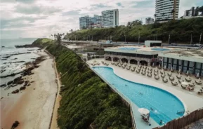 Foto que ilustra matéria sobre clubes em Salvador mostra uma vista do alto da piscina do Clube Espanhol (Foto: Divulgação)