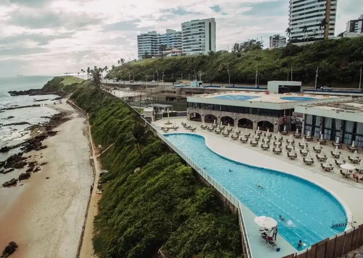 Foto que ilustra matéria sobre clubes em Salvador mostra uma vista do alto da piscina do Clube Espanhol (Foto: Divulgação)