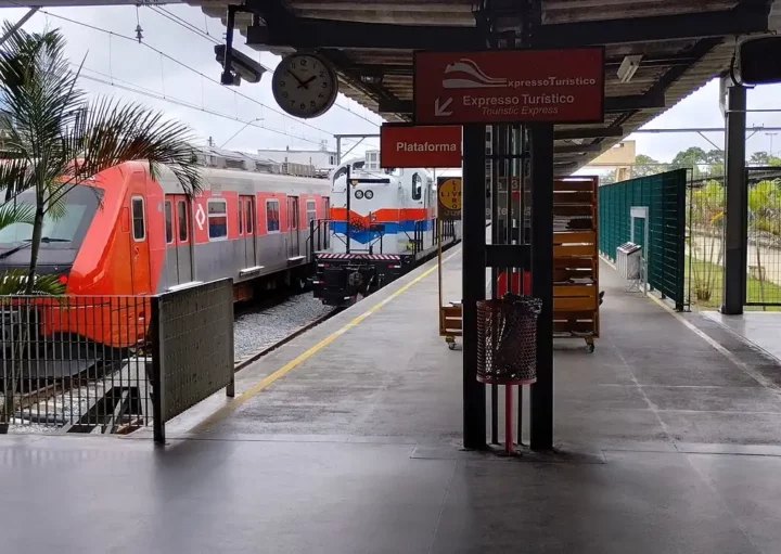 Foto que ilustra matéria sobre a Linha 11 - Coral da CPTM mostra trens parados na plataforma da estação de Mogi das Cruzes (Foto: Wikimedia Commons)