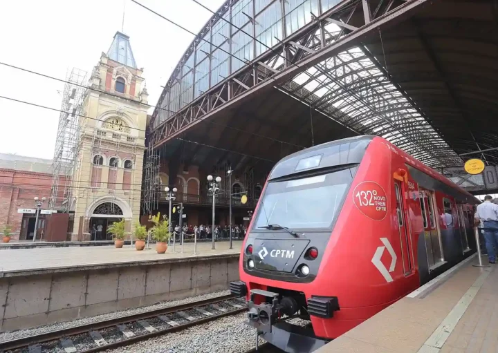 Foto que ilustra matéria sobre a Linha 7 - Rubi mostra um trem na plataforma da Estação da Luz, em São Paulo (Foto: Wikimedia Commons)