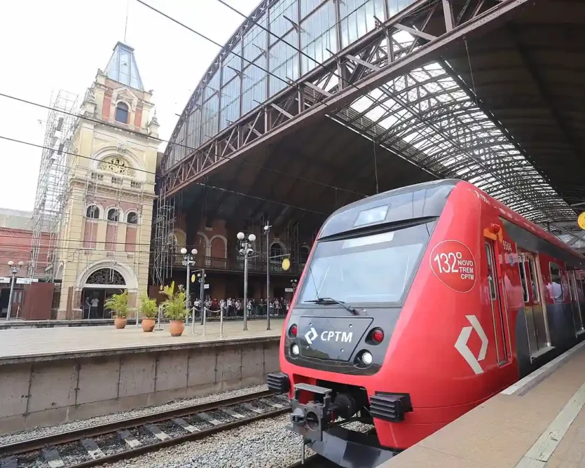 Foto que ilustra matéria sobre a Linha 7 - Rubi mostra um trem na plataforma da Estação da Luz, em São Paulo (Foto: Wikimedia Commons)