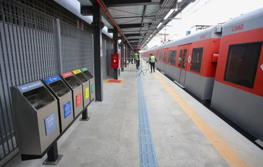 Foto que ilustra matéria sobre a Linha 12 - Safira mostra trem da CPTM na plataforma da Estação Engenheiro Manoel Feio (Foto: Wikimedia Commons)