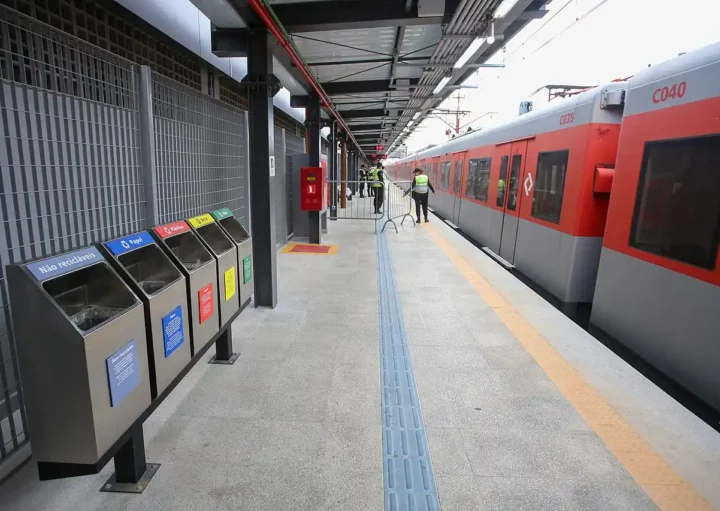 Foto que ilustra matéria sobre a Linha 12 - Safira mostra trem da CPTM na plataforma da Estação Engenheiro Manoel Feio (Foto: Wikimedia Commons)