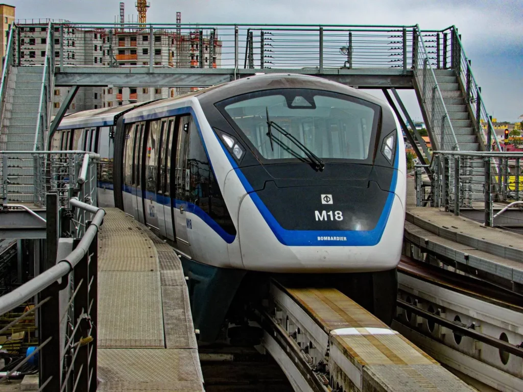 Imagem de um trem monotrilho chegando a uma estação de metrô em São Paulo para ilustrar matéria sobre a história da Linha 15-Prata