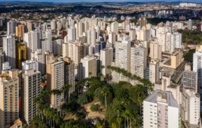 Imagem da vista aérea de Campinas mostra prédios da cidade, vegetação ao redor e horizonte ao fundo para ilustrar matéria sobre os bairros de Campinas