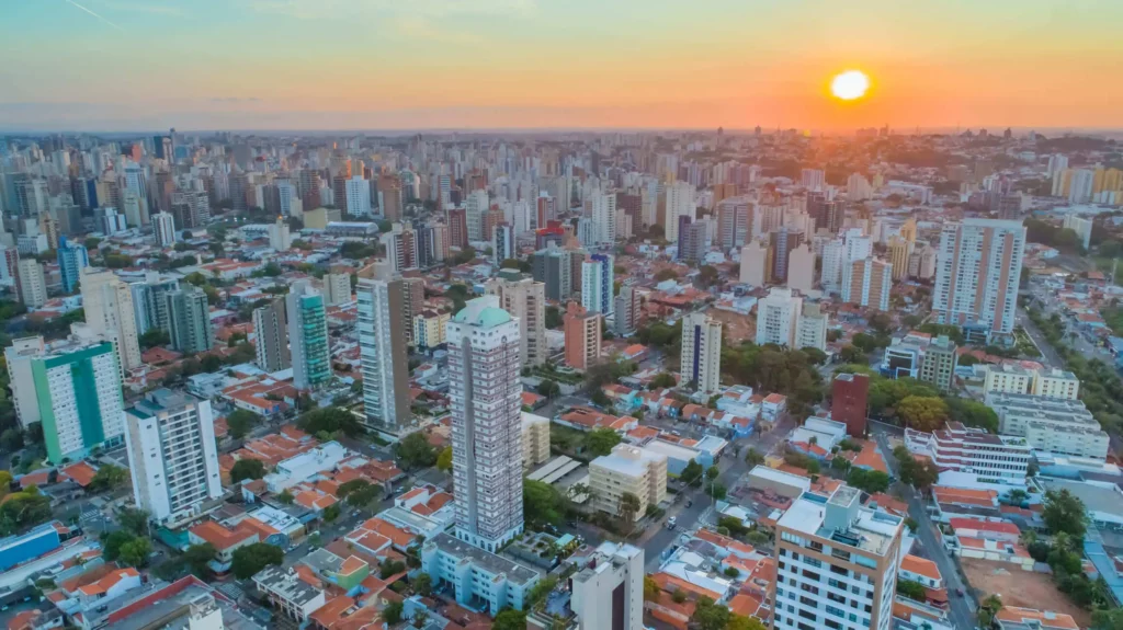 Imagem do pôr do sol em Campinas mostra prédios da cidade para ilustrar matéria sobre bairros em Campinas, SP