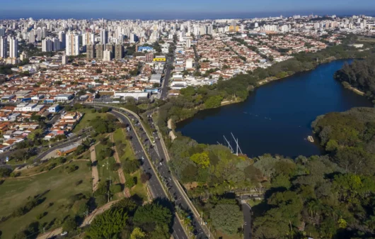Imagem de foto aérea de Campina mostra Lagoa do Taquaral, avenidas, prédios e vegetação para ilustrar matéria sobre os bairros mais populosos de Campinas