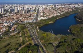 Imagem da vista de Campinas mostra lago, avenidas, vegetação, casas e prédios ao fundo para ilustrar matéria sobre os bairros mais seguros de Campinas