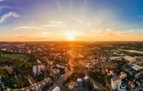 Imagem da vista panorâmica de uma cidade mostra prédios, casa, ruas e vegetação para ilustrar matéria sobre as cidades com a melhor saúde pública do Brasil