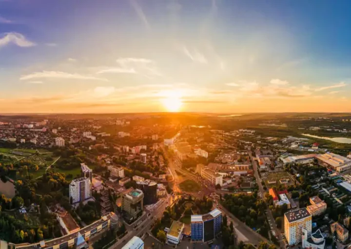 Imagem da vista panorâmica de uma cidade mostra prédios, casa, ruas e vegetação para ilustrar matéria sobre as cidades com a melhor saúde pública do Brasil