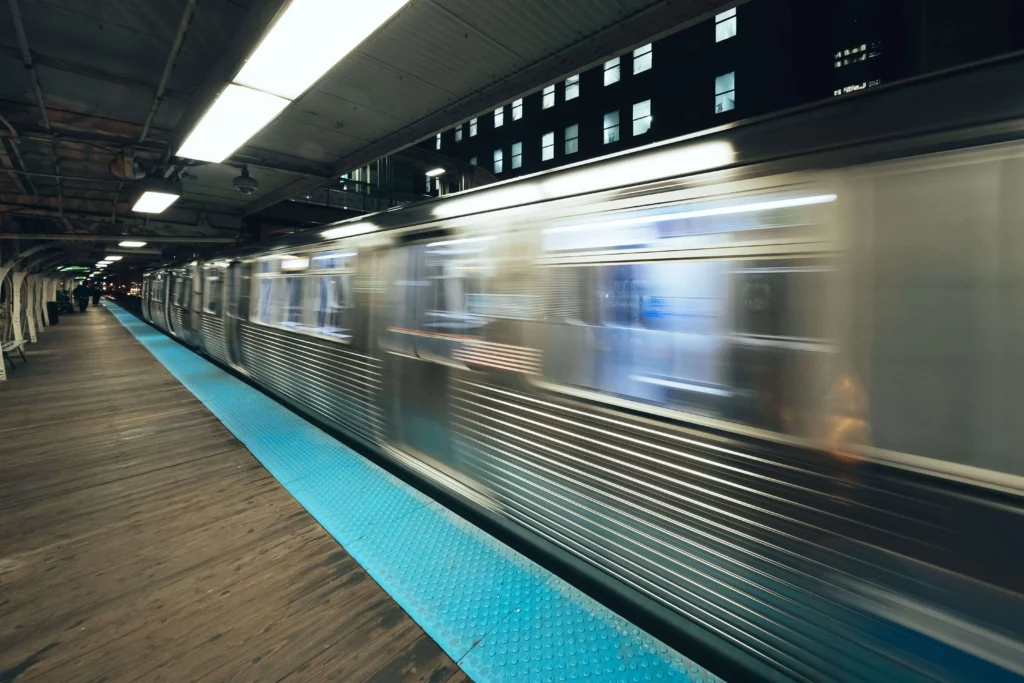 Imagem de um trem do metrô em movimento chegando em uma estação para ilustrar matéria sobre como chegar no Aquário de São Paulo