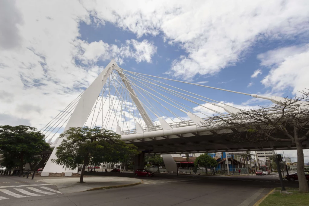 Imagem de ponte na capital do estado de SP para ilustrar matéria sobre a Lei de Zoneamento em São Paulo