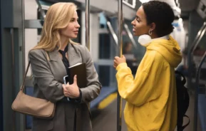 Imagem de duas mulheres paradas em pé uma em frente da outra dentro de um trem do metrô para ilustrar matéria sobre a Linha 5-Lilás, de São Paulo