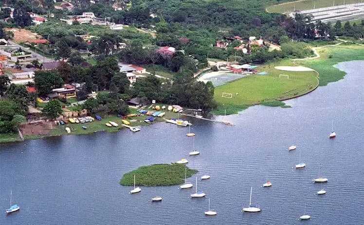 Imagem da vista aérea do Parque Ecológico do Guarapiranga mostra lago e vegetação do espaço para ilustrar matéria sobre parque na Zona Sul de São Paulo