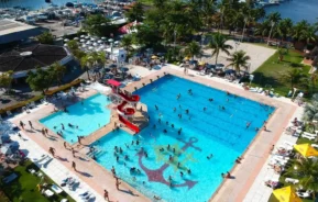 Foto que ilustra matéria sobre clubes em Niterói mostra as piscinas do Clube Naval Charitas vistas do alto (Foto: Divulgação)