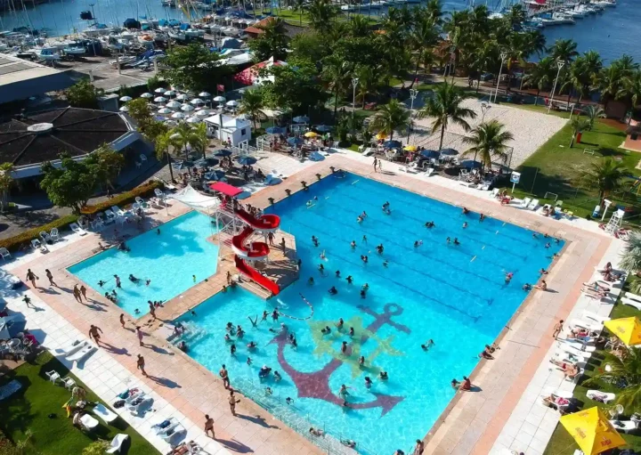 Foto que ilustra matéria sobre clubes em Niterói mostra as piscinas do Clube Naval Charitas vistas do alto (Foto: Divulgação)