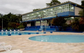 Foto que ilustra matéria sobre clubes em São José dos Campos mostra a piscina do Clube de Campo ADC Embraer (Foto: Reprodução Facebook)