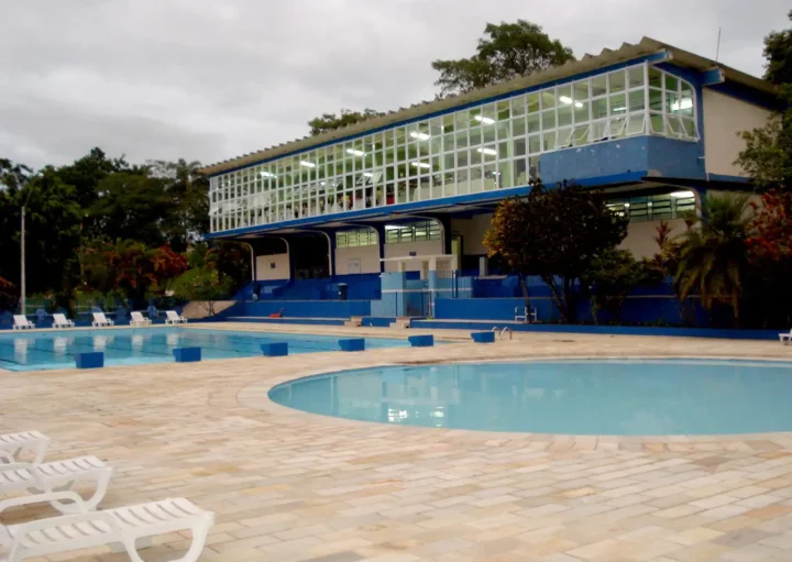 Foto que ilustra matéria sobre clubes em São José dos Campos mostra a piscina do Clube de Campo ADC Embraer (Foto: Reprodução Facebook)