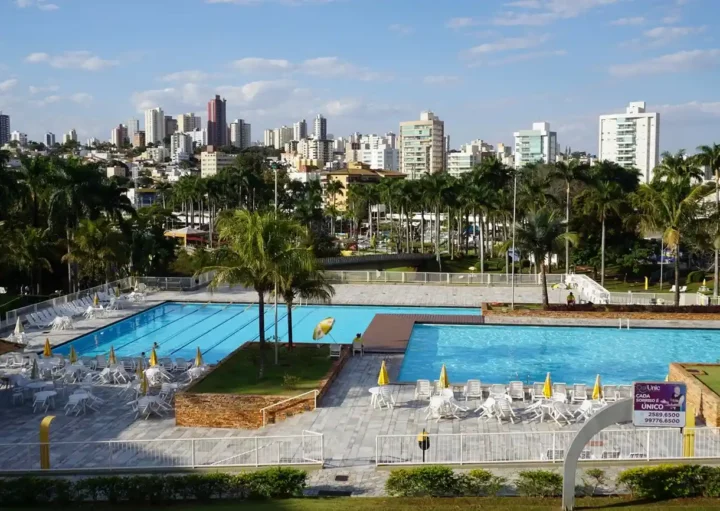 Foto que ilustra matéria sobre clubes em Uberlândia mostra as piscinas do Praia Clube (Foto: Reprodução Facebook)