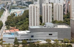 Foto que ilustra matéria sobre a escola mais cara do Brasil mostra uma vista do alto da escola Avenues, em São Paulo (Foto: Divulgação)