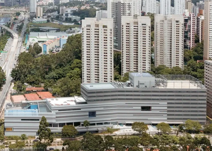 Foto que ilustra matéria sobre a escola mais cara do Brasil mostra uma vista do alto da escola Avenues, em São Paulo (Foto: Divulgação)