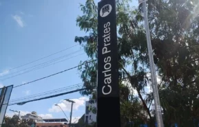 Foto mostra um totem com o nome da estação Carlos Prates do metrô de Belo Horizonte (Foto: Wikimedia Commons)