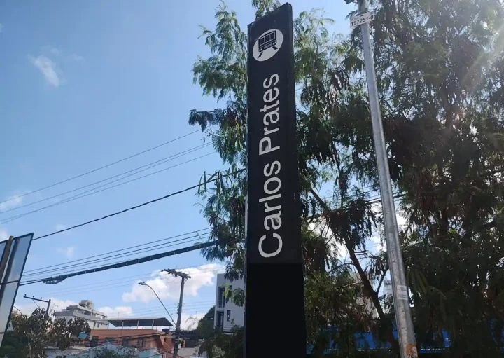 Foto mostra um totem com o nome da estação Carlos Prates do metrô de Belo Horizonte (Foto: Wikimedia Commons)