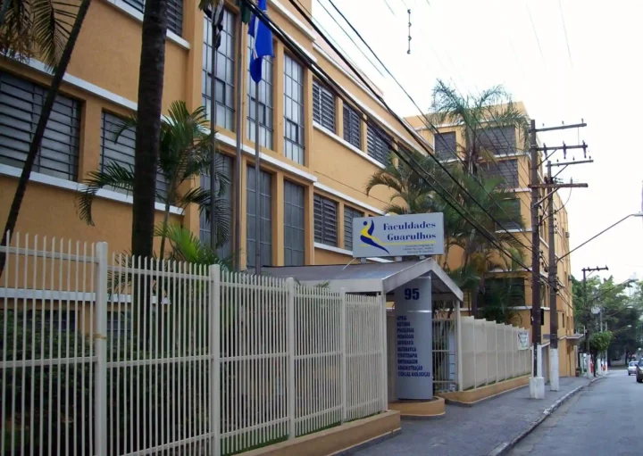 Foto mostra a fachada das Faculdades Guarulhos (Foto: Reprodução Facebook)