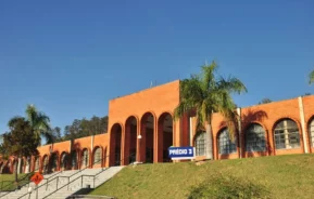 Foto que ilustra matéria sobre faculdades em Jundiaí mostra a fachada de um dos prédios da Faculdade UniAnchieta (Foto: Divulgação)