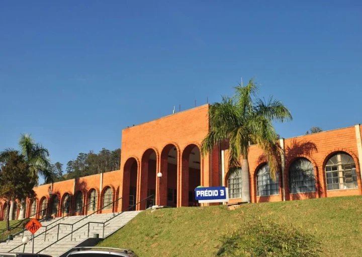 Foto que ilustra matéria sobre faculdades em Jundiaí mostra a fachada de um dos prédios da Faculdade UniAnchieta (Foto: Divulgação)