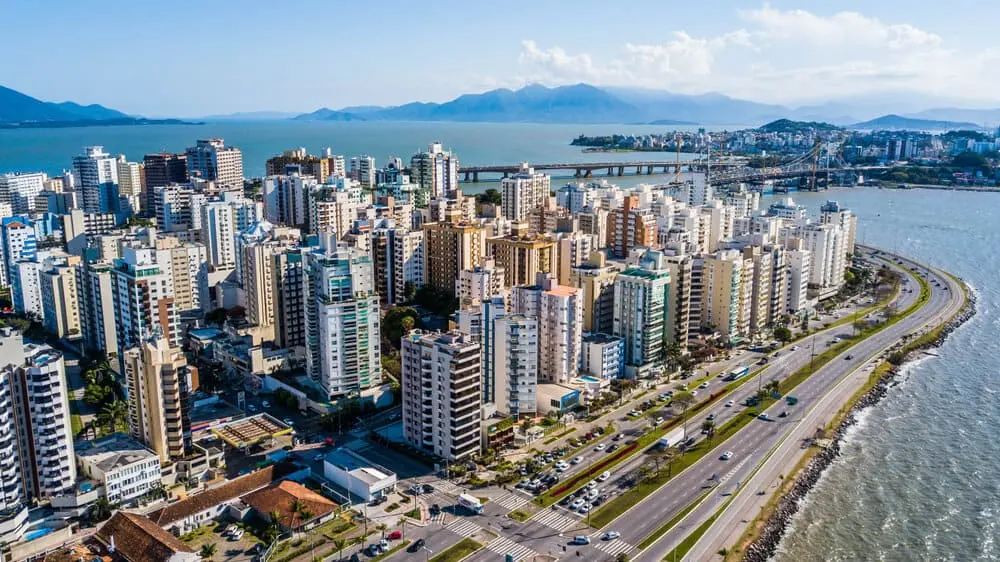 Imagem da vista aérea de Florianópolis mostra prédios que fazem parte da região litorânea da cidade para ilustrar matéria sobre os bairros mais populosos