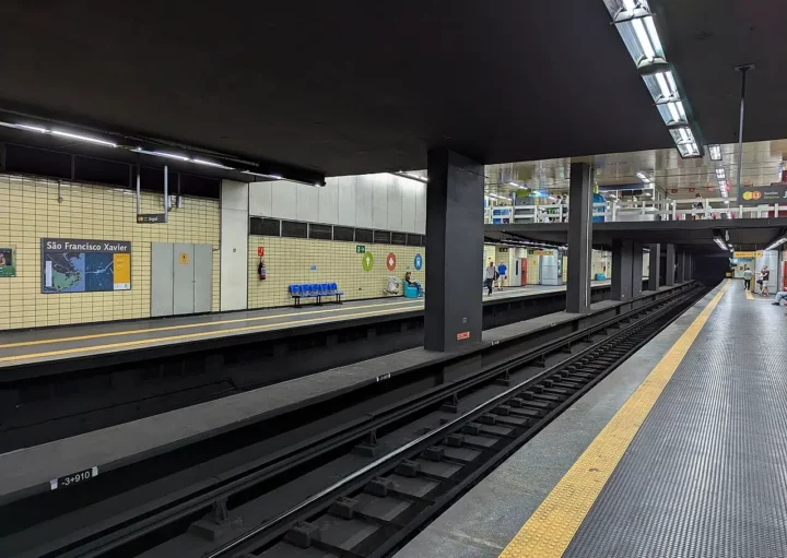 Foto mostra a plataforma vazia da Estação São Francisco Xavier do metrô do Rio de Janeiro (Foto: Wikimedia Commons)