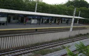 Foto que ilustra matéria sobre a Estação Gameleira mostra a plataforma com algumas pessoas aguardando a chegada do metrô (Foto: Wikimedia Commons)