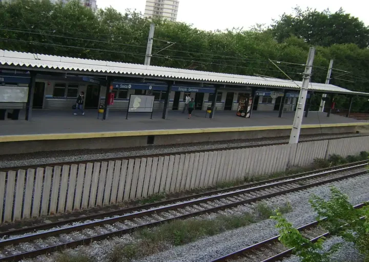 Foto que ilustra matéria sobre a Estação Gameleira mostra a plataforma com algumas pessoas aguardando a chegada do metrô (Foto: Wikimedia Commons)