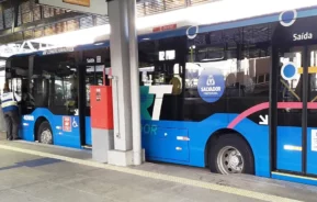 Foto que ilustra matéria sobre o transporte em Salvador mostra um ônibus do BRT (Foto: Wikimedia Commons)