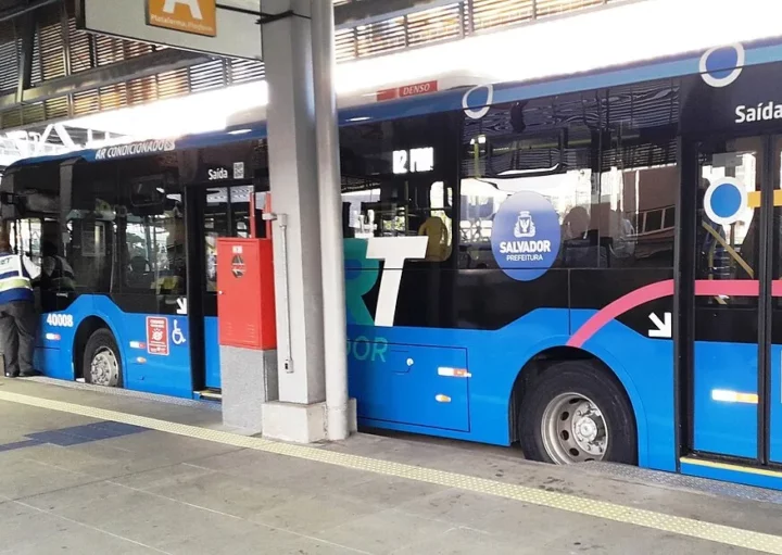 Foto que ilustra matéria sobre o transporte em Salvador mostra um ônibus do BRT (Foto: Wikimedia Commons)