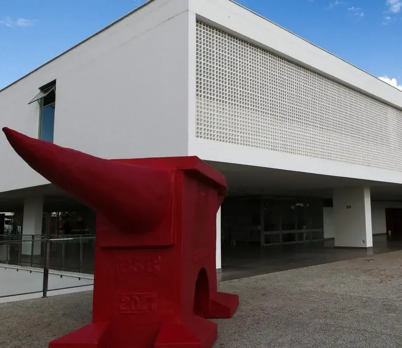 Localizado em um prédio moderno e imponente, o museu abriga uma coleção diversificada de obras de arte contemporânea