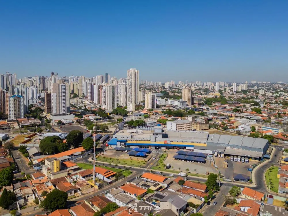 Imagem da vista aérea do Setor Coimbra mostra casas e prédios ao fundo para ilustrar matéria sobre os bairros em Goiânia. Imagem: Reprodução/Giro Notícias