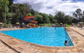 Foto que ilustra matéria sobre os melhores clubes em Betim mostra a piscina do Pingo D’água Country Club (Foto: Divulgação)