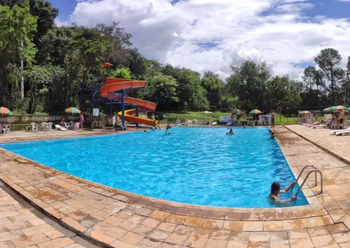 Foto que ilustra matéria sobre os melhores clubes em Betim mostra a piscina do Pingo D’água Country Club (Foto: Divulgação)