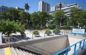 Foto mostra a escada que dá acesso à estação Afonso Pena do metrô do Rio de Janeiro (Foto: Divulgação)