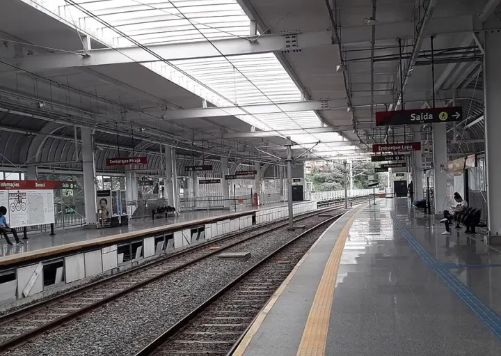 Imagem mostra a plataforma da Estação Bonocô do metrô de Salvador