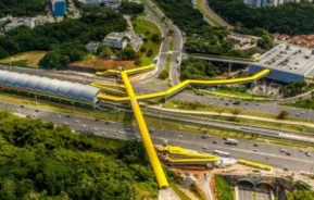 Foto mostra a Estação Pituaçu do metrô de Salvador (à esquerda) vista do alto, ao lado do Terminal Pituaçu de ônibus (à direita), ligados por passarelas com coberturas amarelas (Foto: Divulgação)