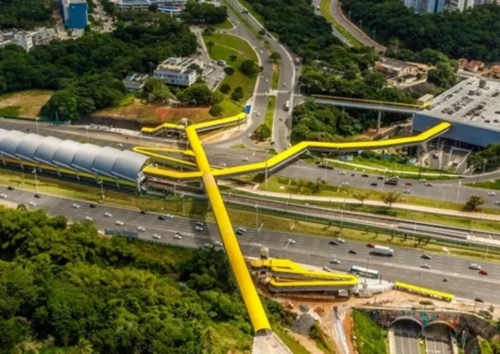 Foto mostra a Estação Pituaçu do metrô de Salvador (à esquerda) vista do alto, ao lado do Terminal Pituaçu de ônibus (à direita), ligados por passarelas com coberturas amarelas (Foto: Divulgação)