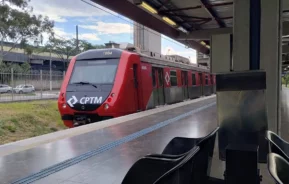 Foto mostra um trem parado na plataforma da Estação USP Leste (Foto: Wikimedia Commons)